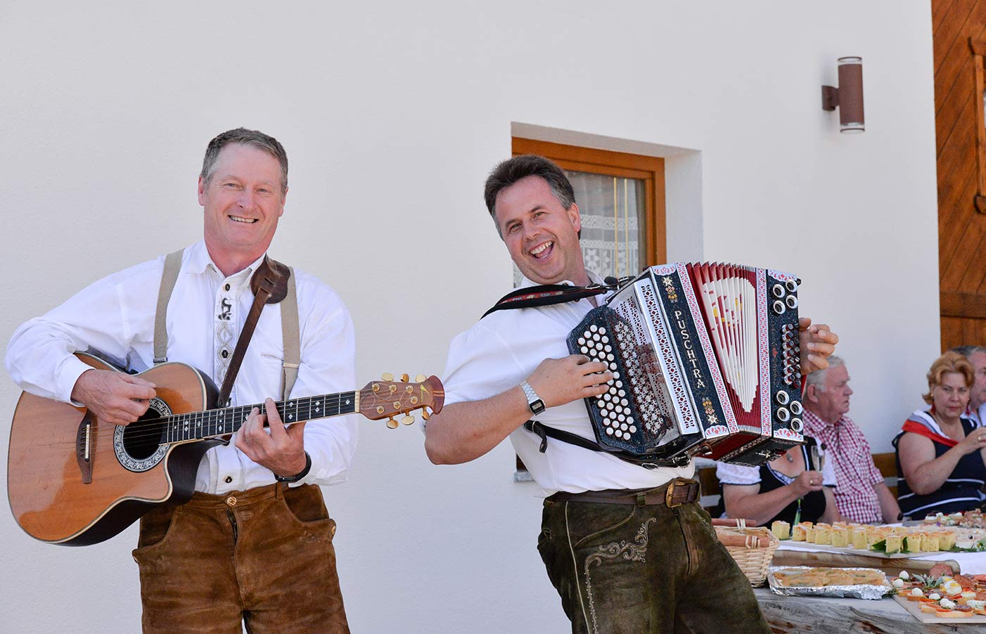 Südtiroler Volksmusik: Zwei Musikanten mit Gitarre und Ziehorgel