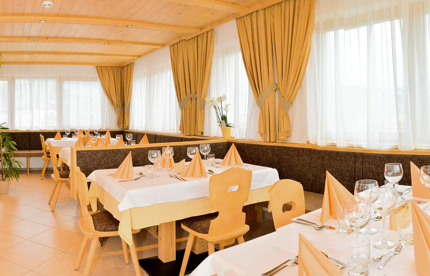 Der Speisesaal vom Hotel Brunnerhof in Südtirol: Ferien auf dem Bauernhof