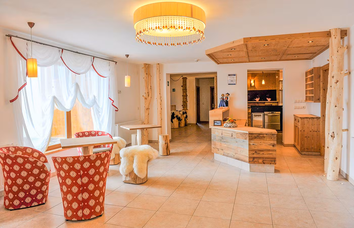 Die Rezeption des Hotel Brunnerhof in Spinges im Pustertal - Südtirol ganz aus natürlichem Holz