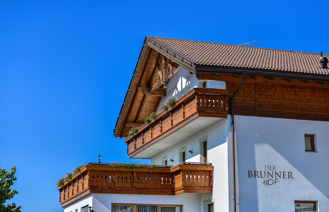 Der Brunnerhof von außen: Detailansicht des Logos