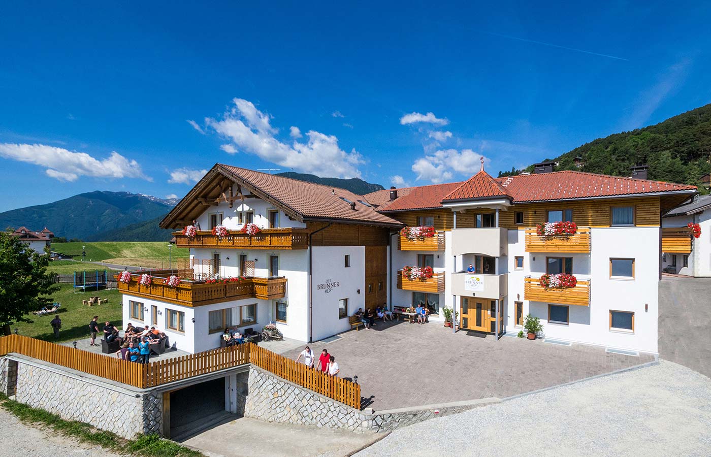 Panoramica esterna estiva dell'Hotel Brunnerhof di Spinga