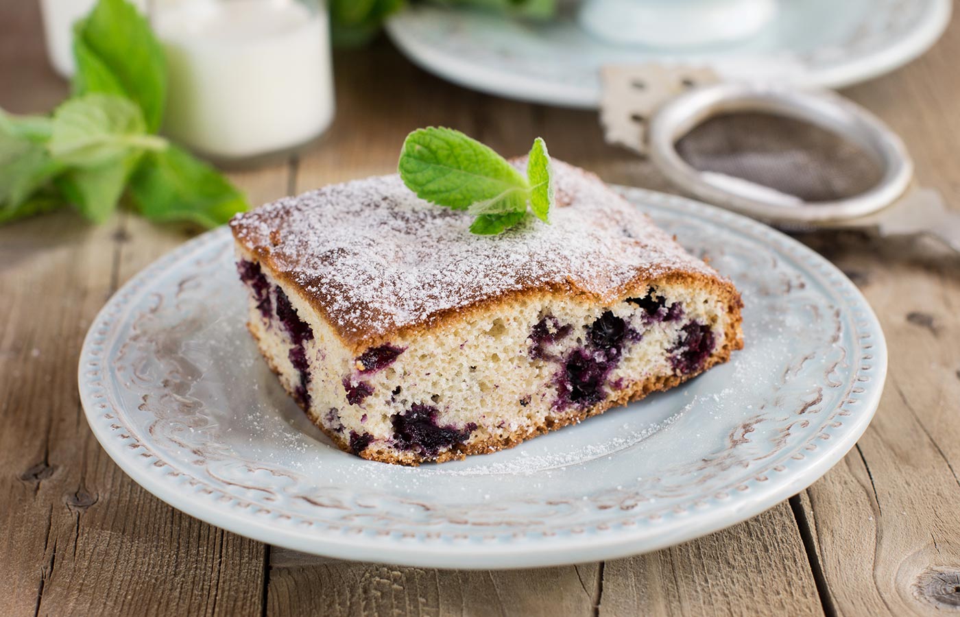 Stück Kuchen mit Minzeblatt als Dekoration