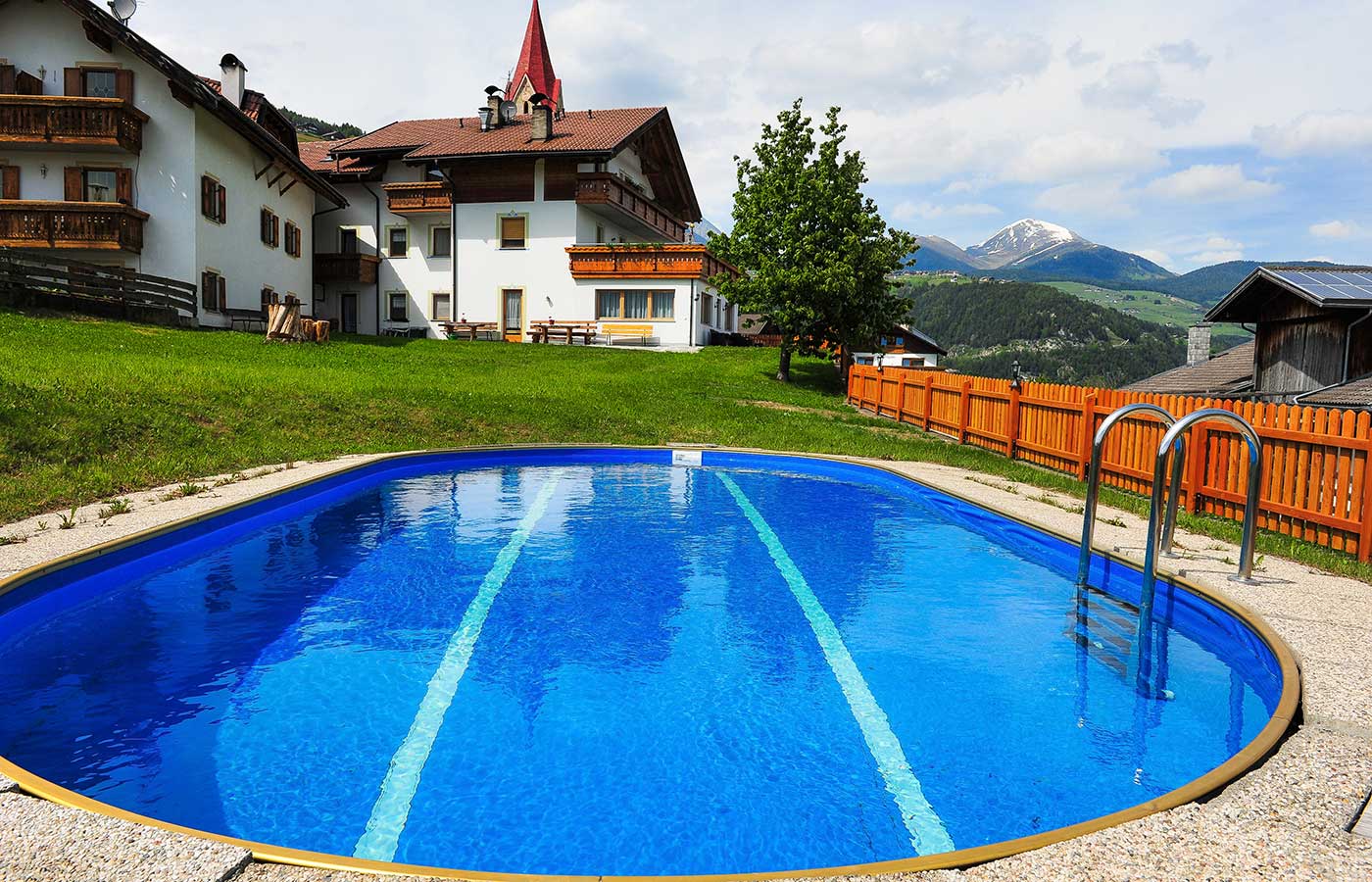 Nahaufnahme des Salzwasser-Schwimmbades vom Brunnerhof Hotel