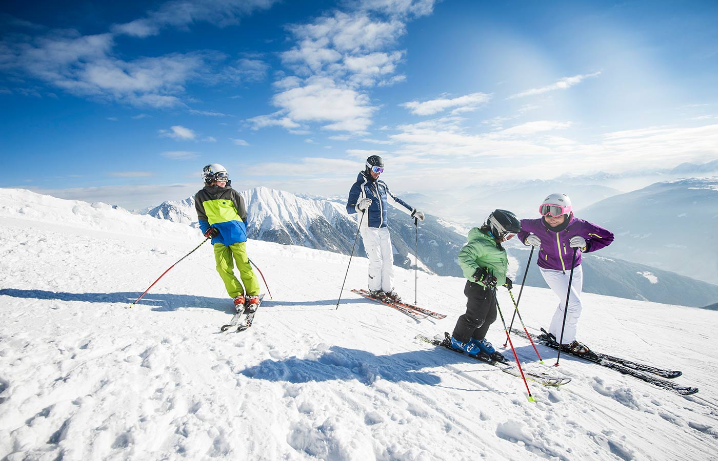 sciare con la famiglia in una giornata invernale soleggiata