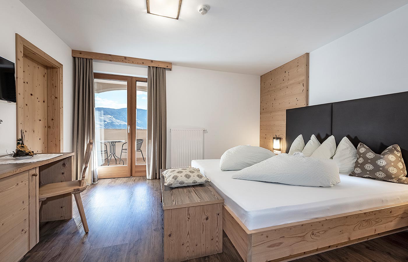 Ein Doppelzimmer ganz aus natürlichem Holz im Brunnerhof: Urlaub auf dem Bauernhof in natürlichem Ambiente 